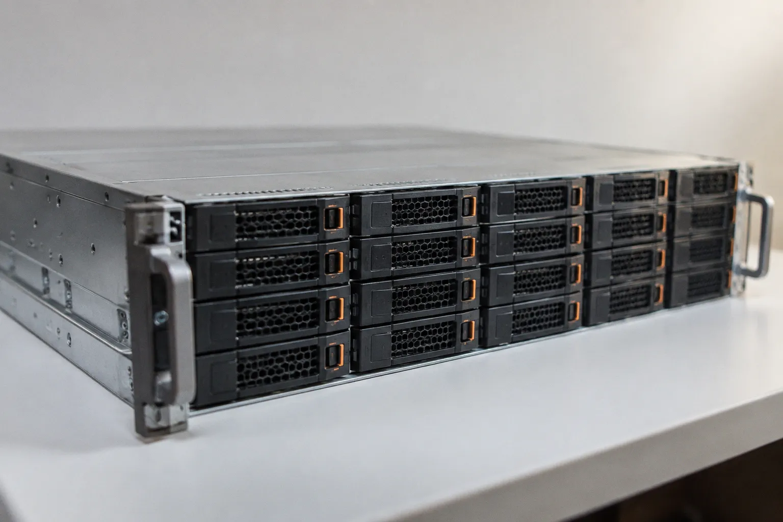 3 E Network stellt Full-Stack-Speicherstrategie für KI-Infrastruktur und All-Flash-Server vor