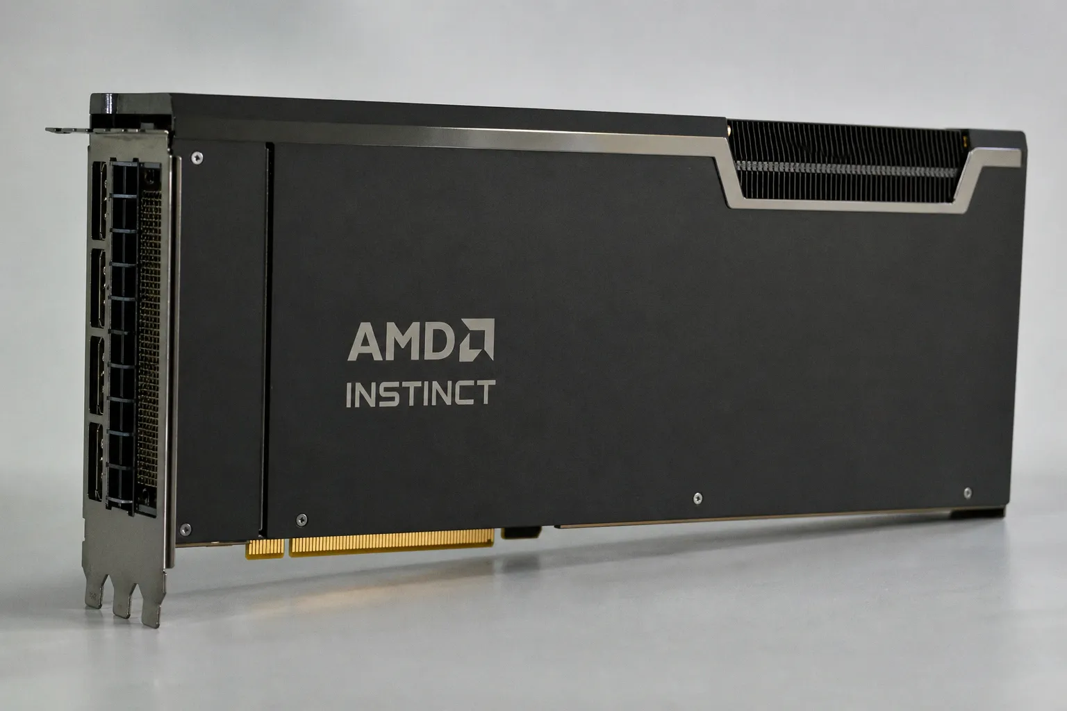 AMD Instinct MI400: KI-Beschleuniger setzen auf CDNA-5 und Rack-Scale-Design