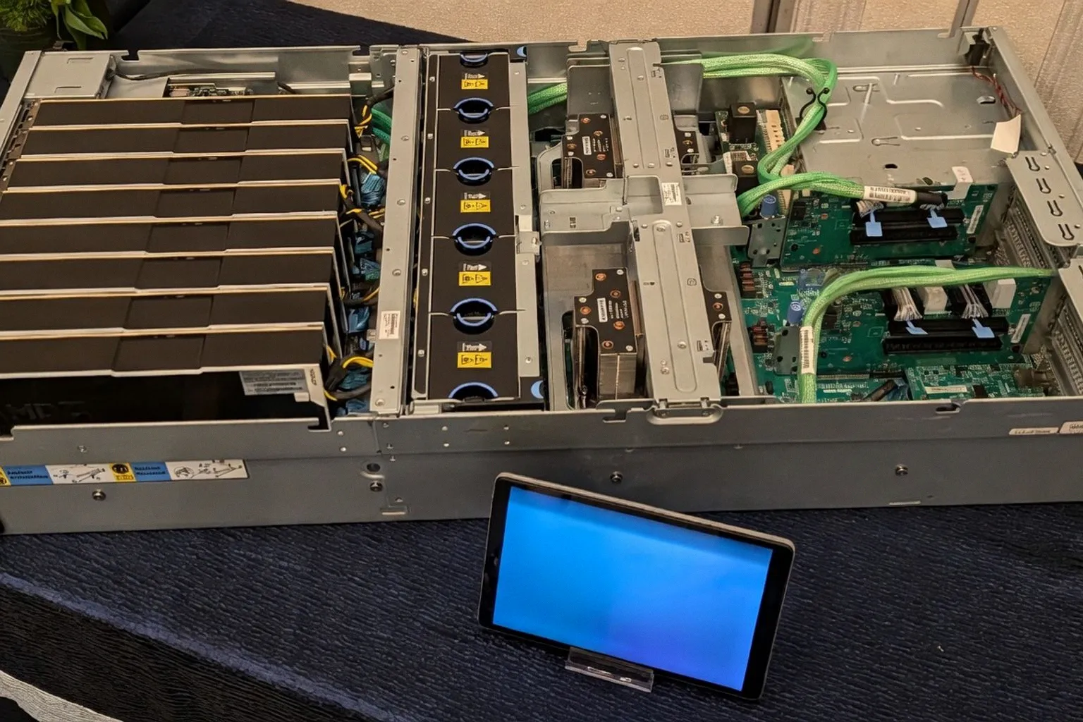 Lenovo und VMware: Schlüsselfertige KI-Infrastruktur für lokale Rechenzentren