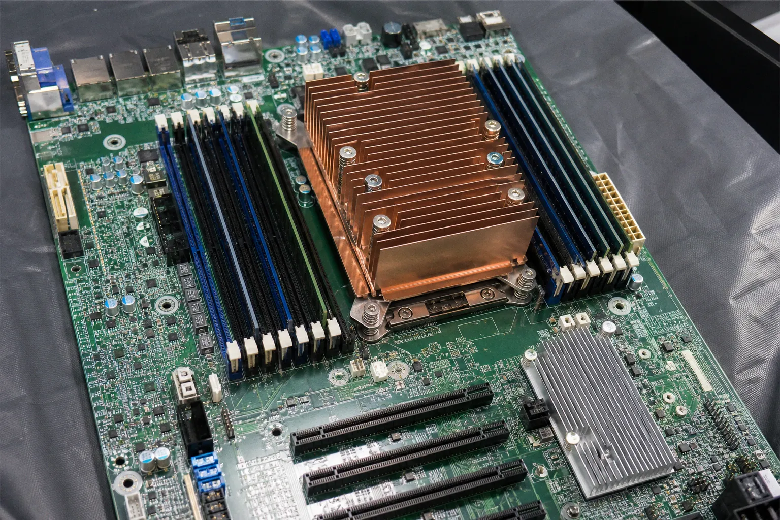 Supermicro H15: AMD EPYC 9006 Server mit massiver Leistungssteigerung