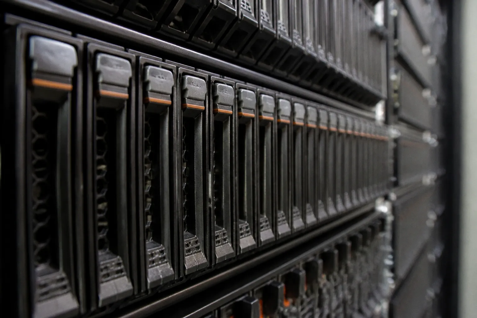Vom Backup zum Resilienz-Hub: Wie moderne Storage-Systeme KI-Workloads absichern